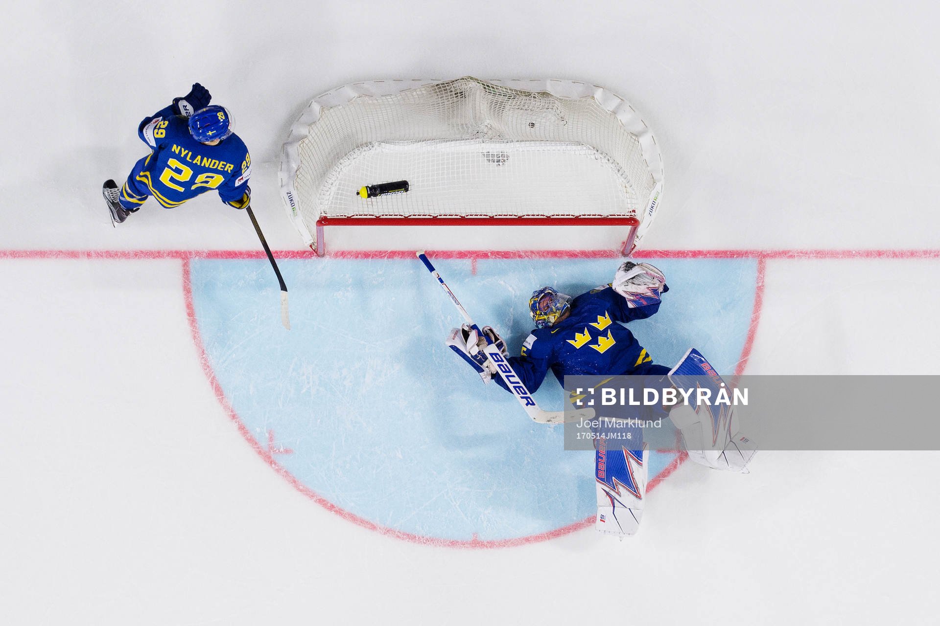 Sveriges målvakt Henrik Lundqvist ligger ned på isen