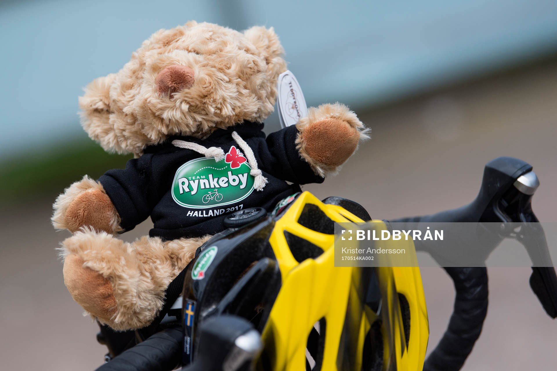 Team Rynkeby maskot före fotbollsmatchen i Allsvenskan