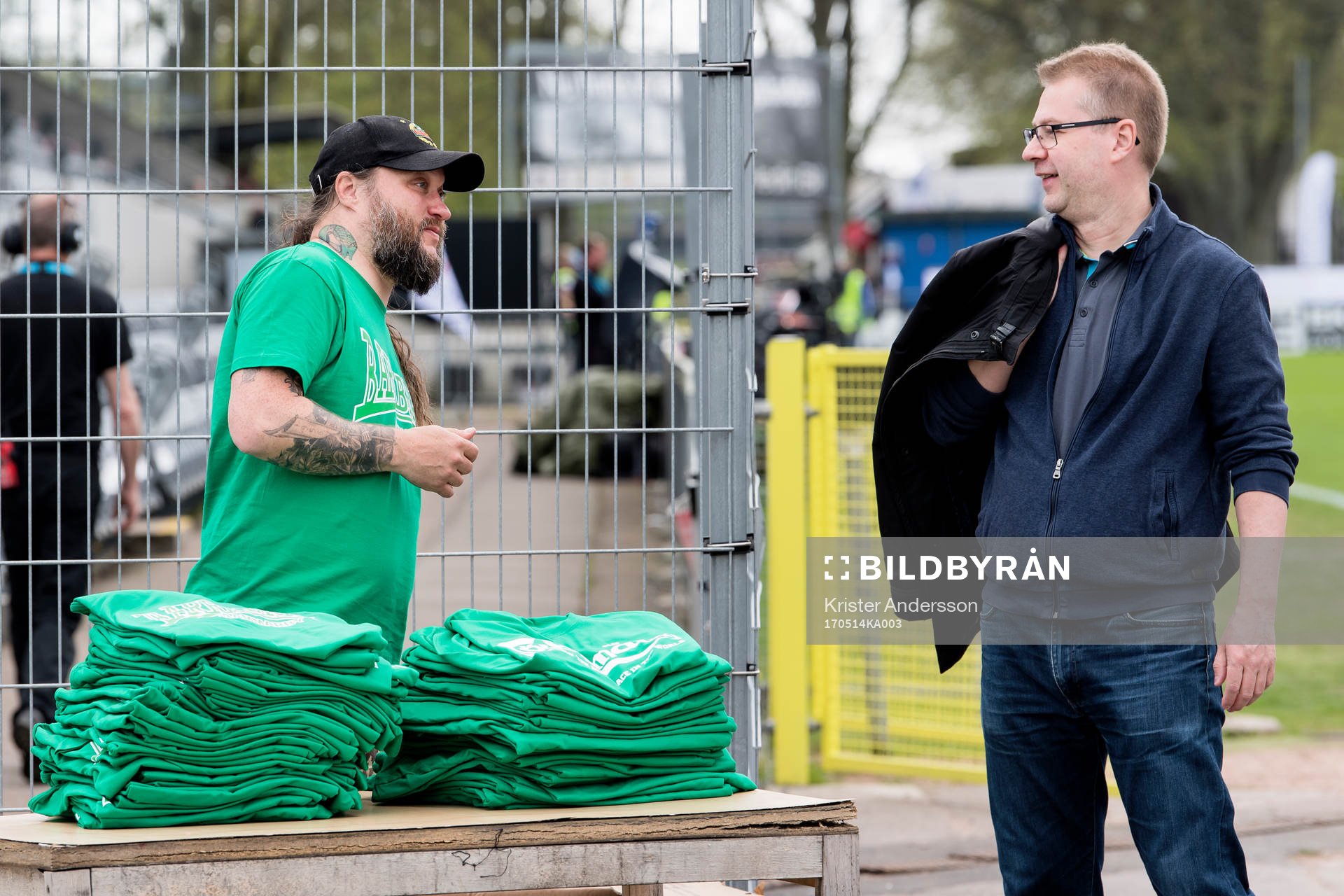 Tröjförsäljning före fotbollsmatchen i Allsvenskan