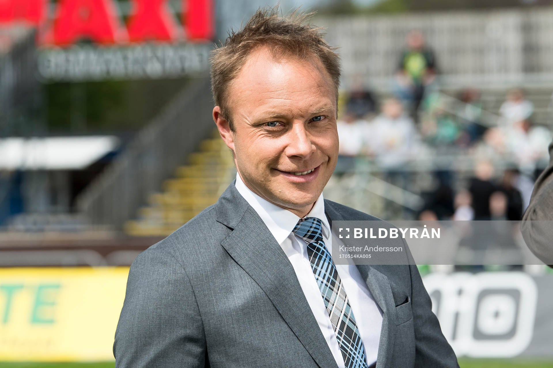 Cmores kommentator Anders Andersson före fotbollsmatchen i