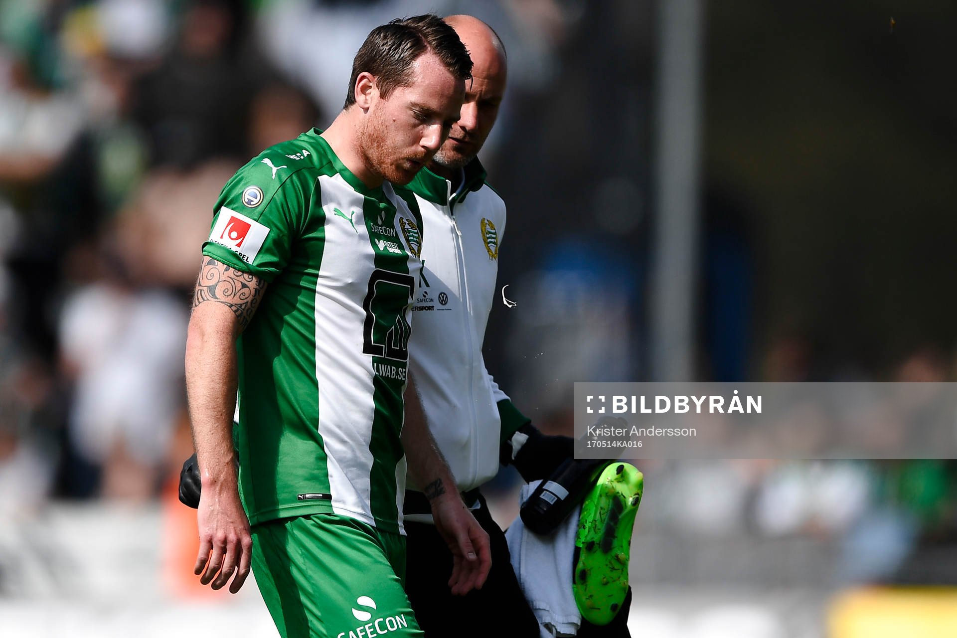 Hammarbys Johan Persson lämnar planen skadad