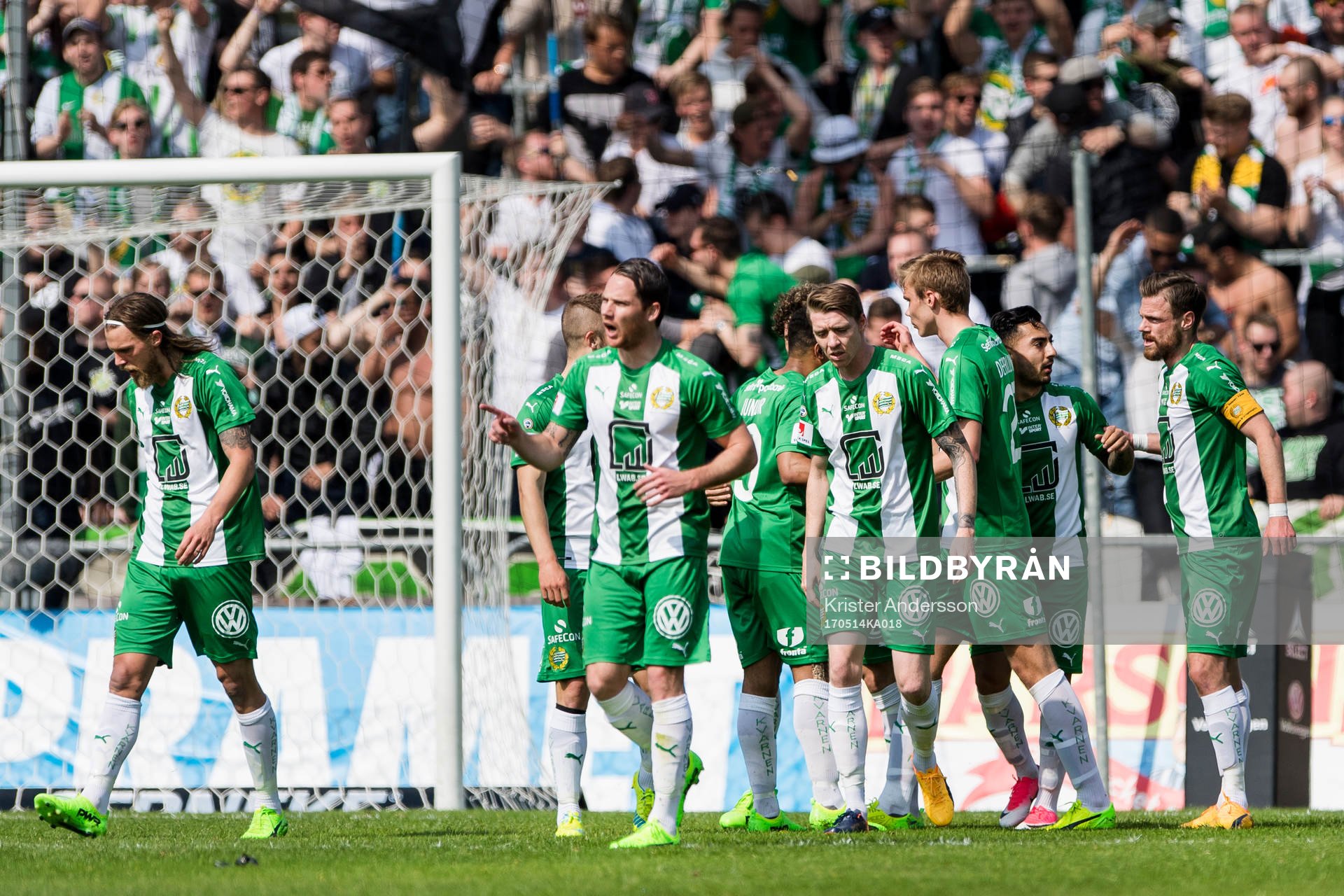 Hammarbys Jiloan Hamad har gjort 2-0 och spelarna jublar