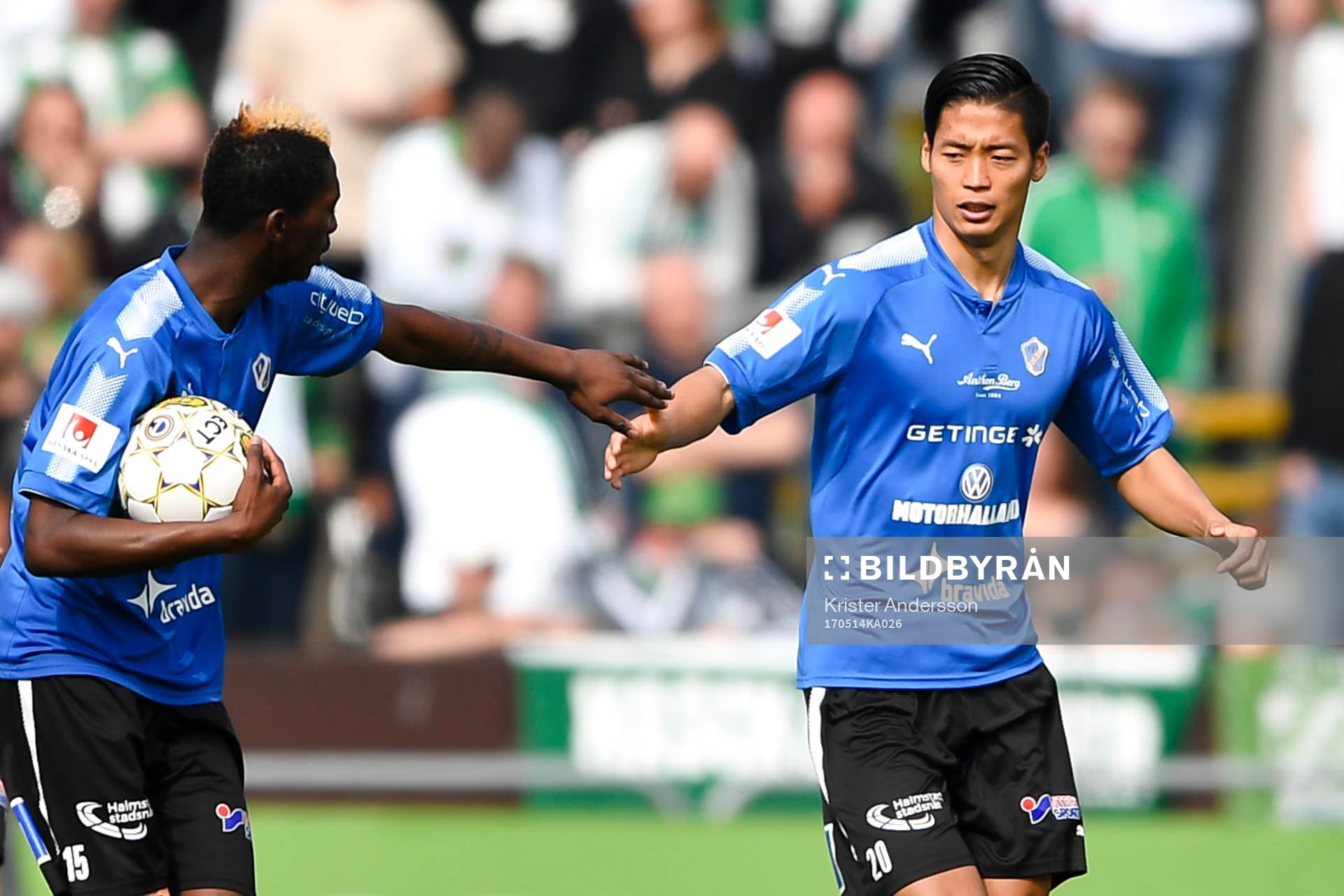 Halmstads Aboubakar Keita och Kosuke Kinoshita jublar