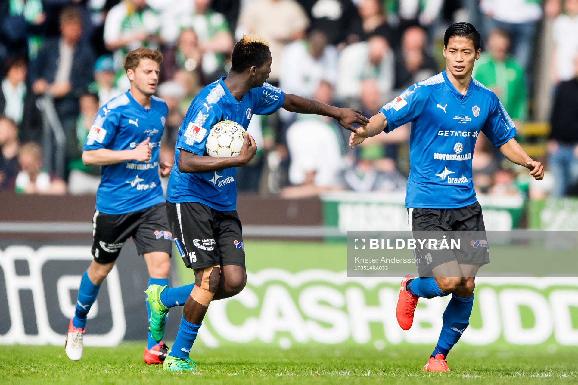 Halmstads Aboubakar Keita (v) och Kosuke Kinoshita jublar