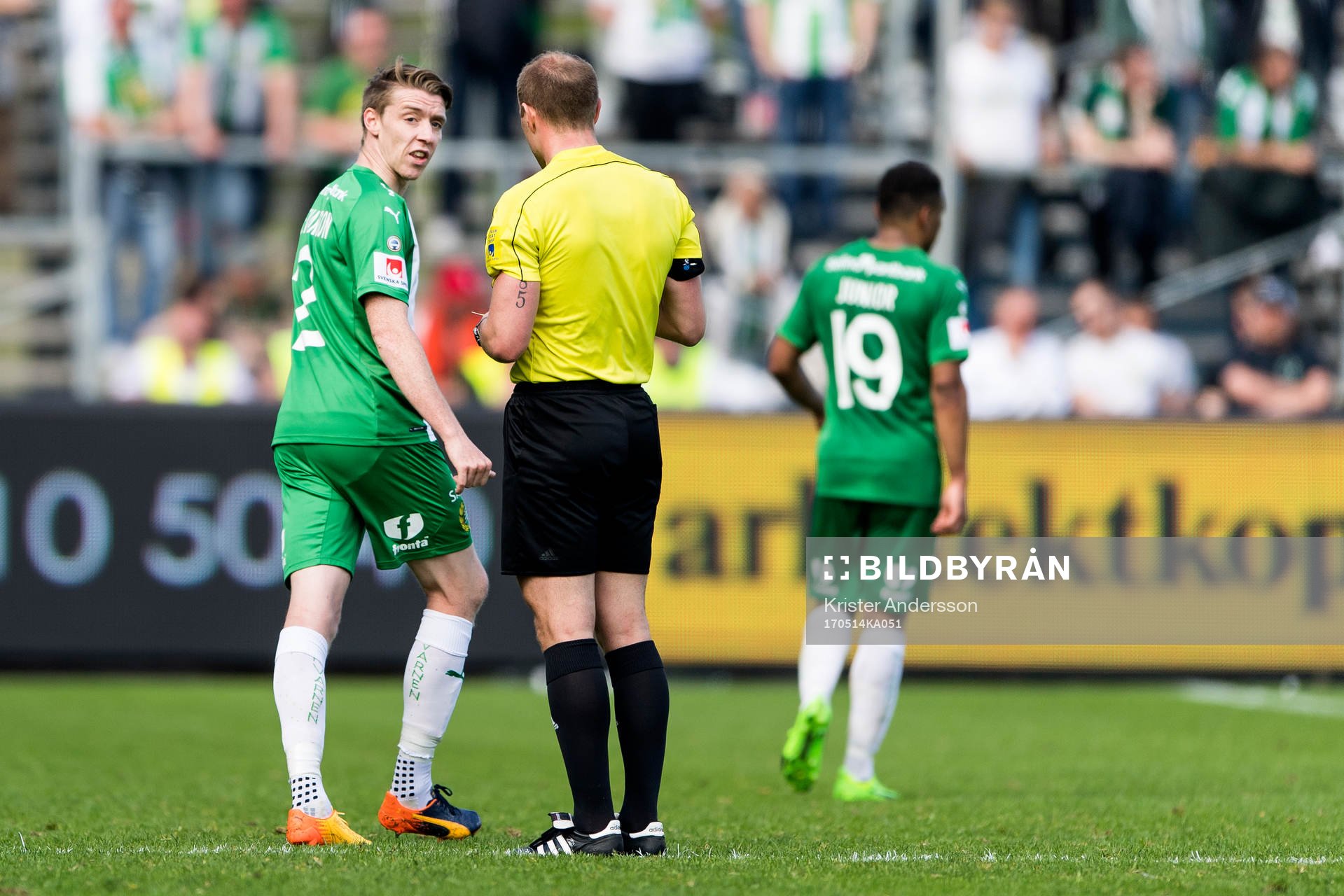 Hammarbys Birkir Már Saevarsson blir varnad av domare