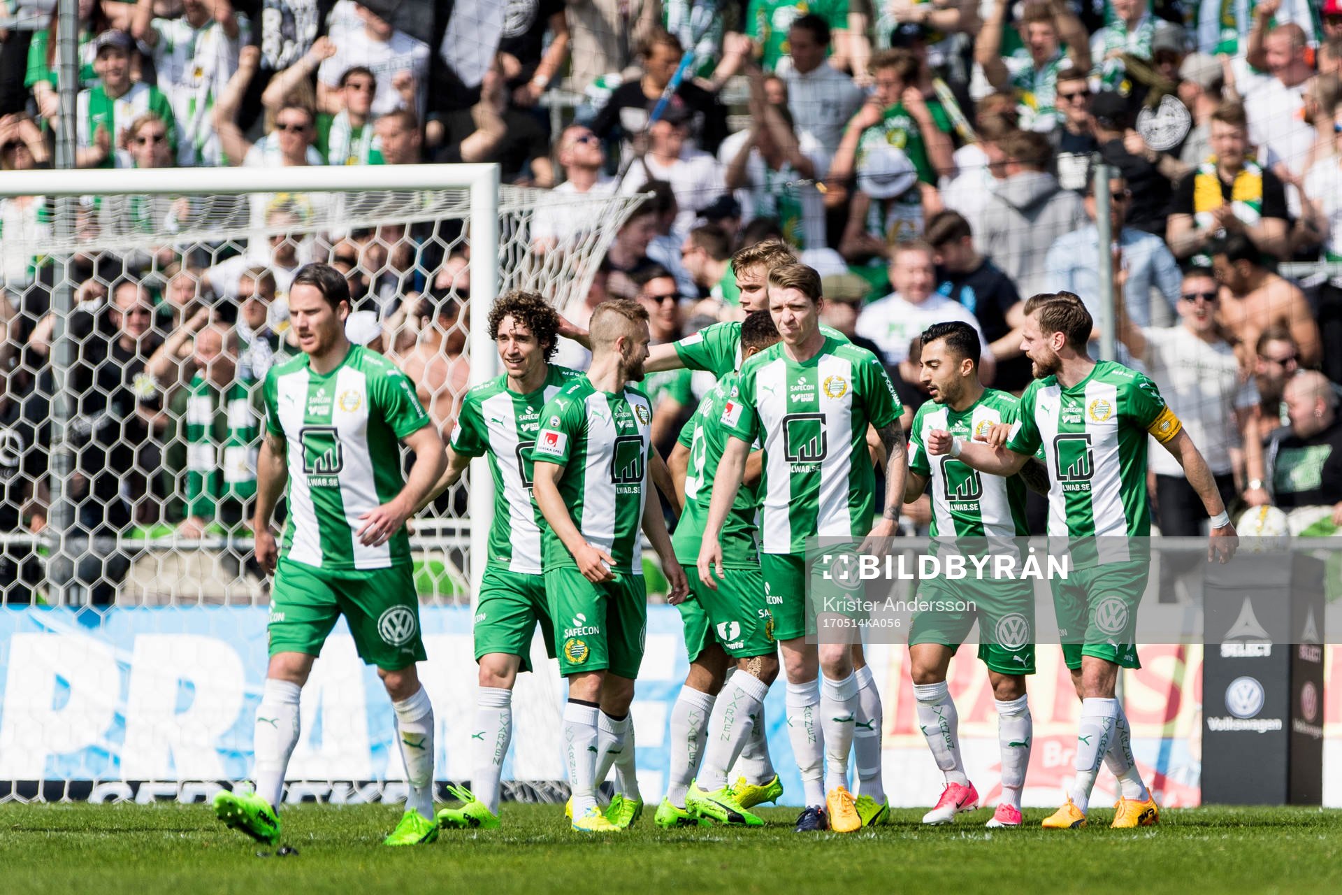 Hammarbys spelare jublar