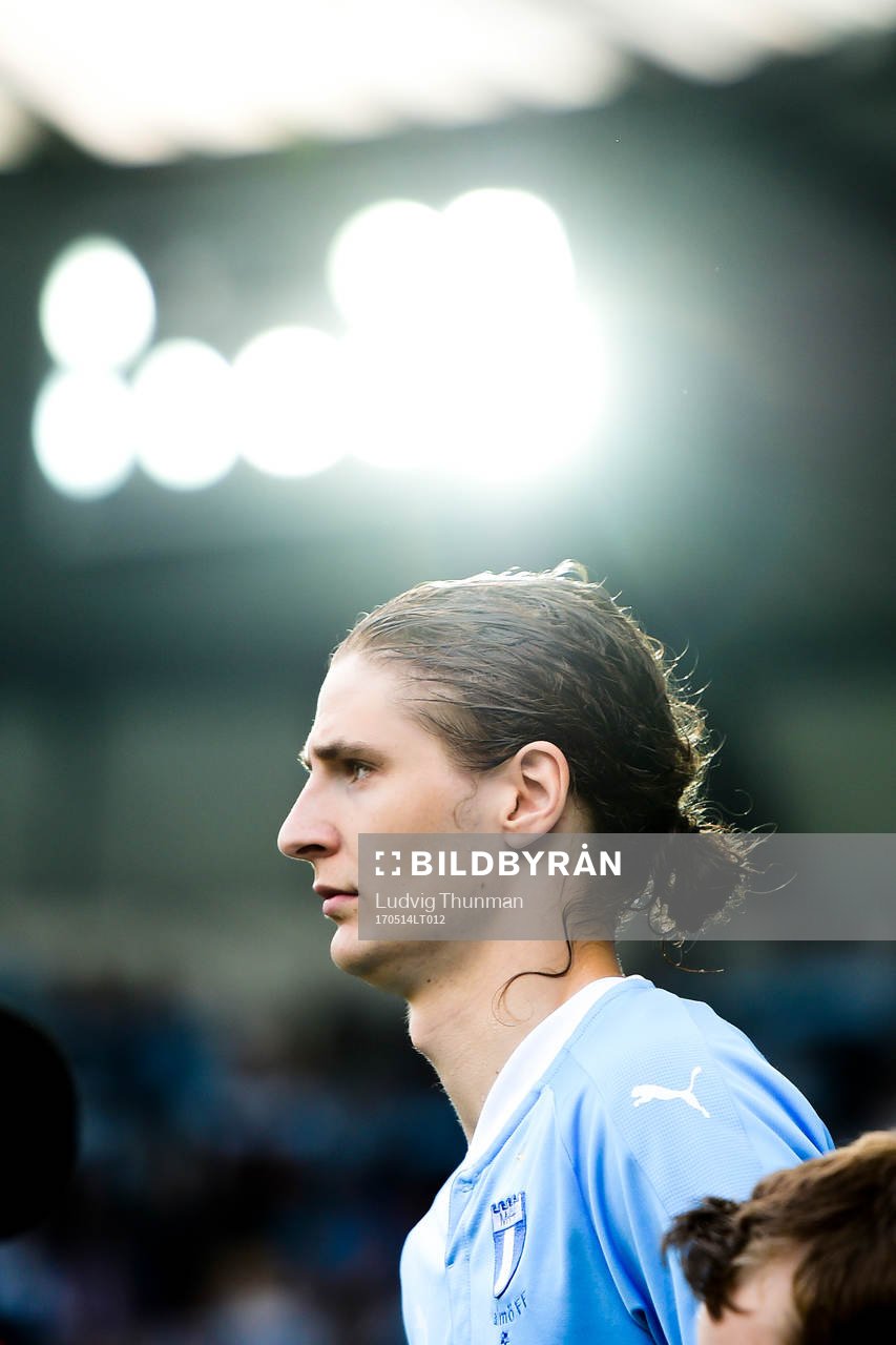 Malmö FFs Pawel Cibicki före  fotbollsmatchen i