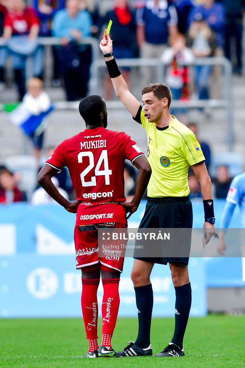 Östersunds Ronald Mukiibi får en varning av Domare Magnus