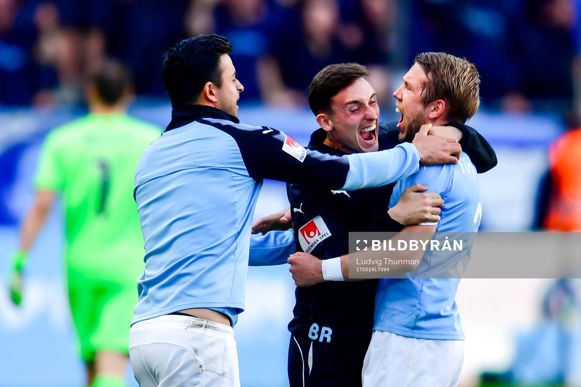 Malmö FFs fystränare Ben Rosen kramar om Anton Tinnerholm