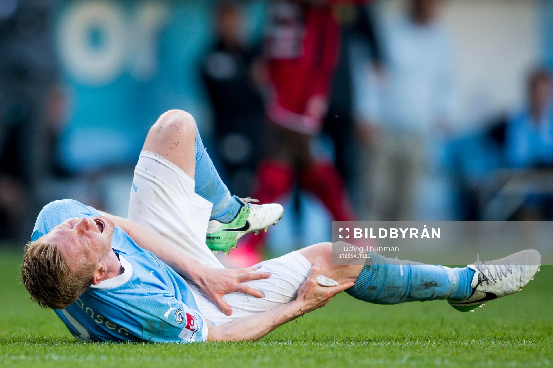 Malmö FFs Anders Christiansen tar sig för benet