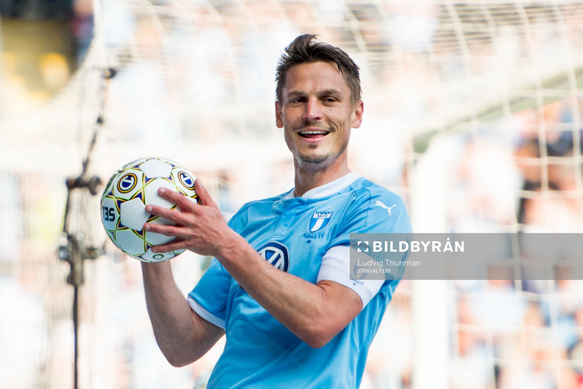 Malmö FFs Markus Rosenberg med en fotboll
