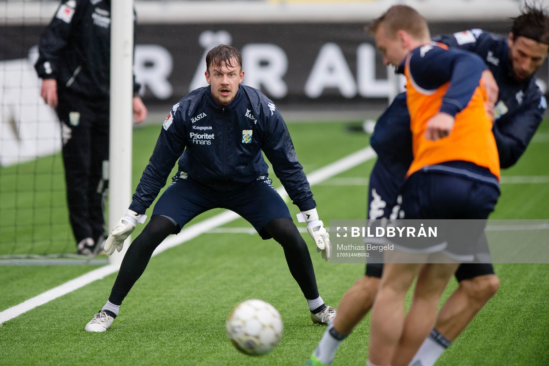 Sebastian Ohlsson mot försvarande Mattias Bjärsmyr och