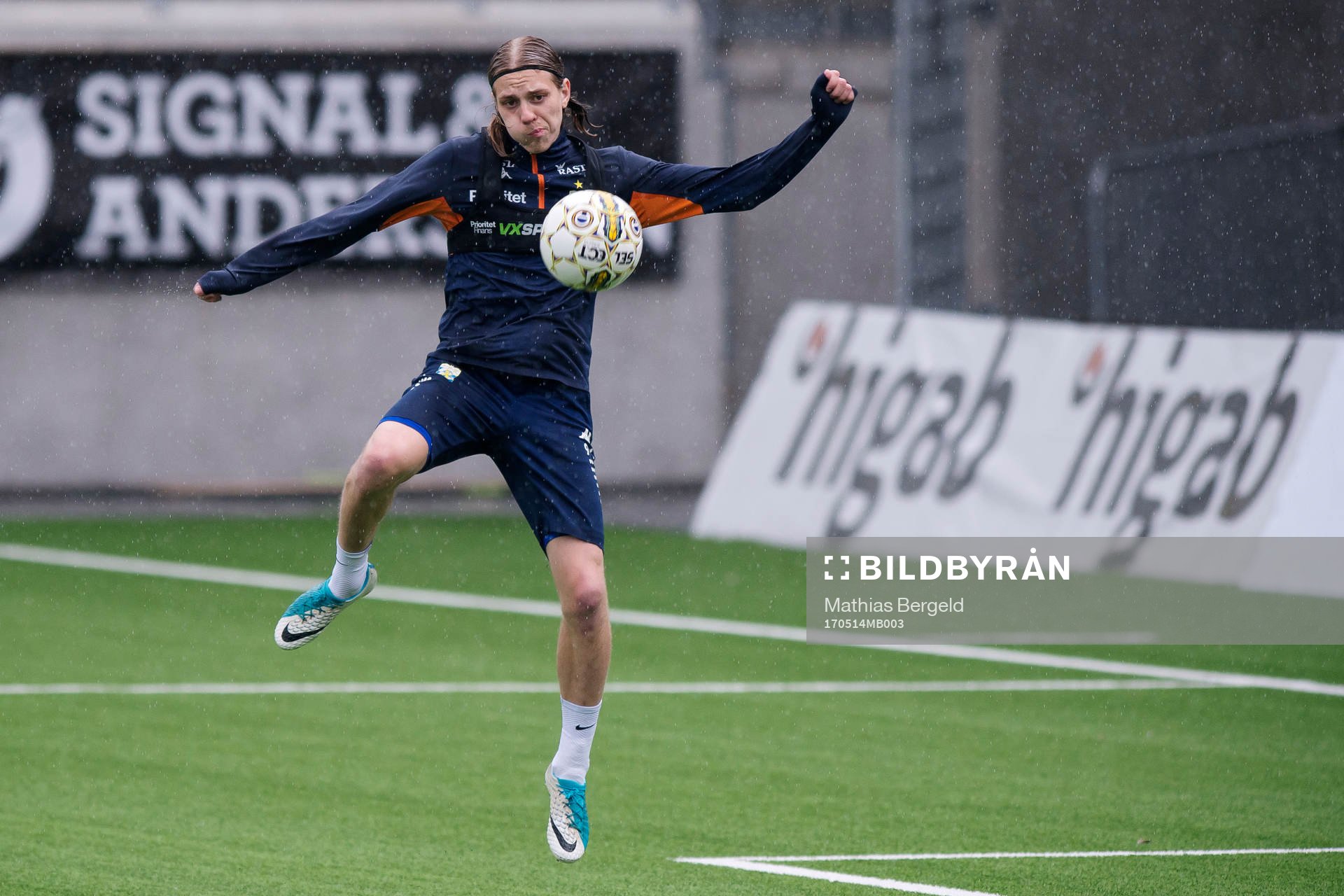 Elias Mar Omarsson skjter