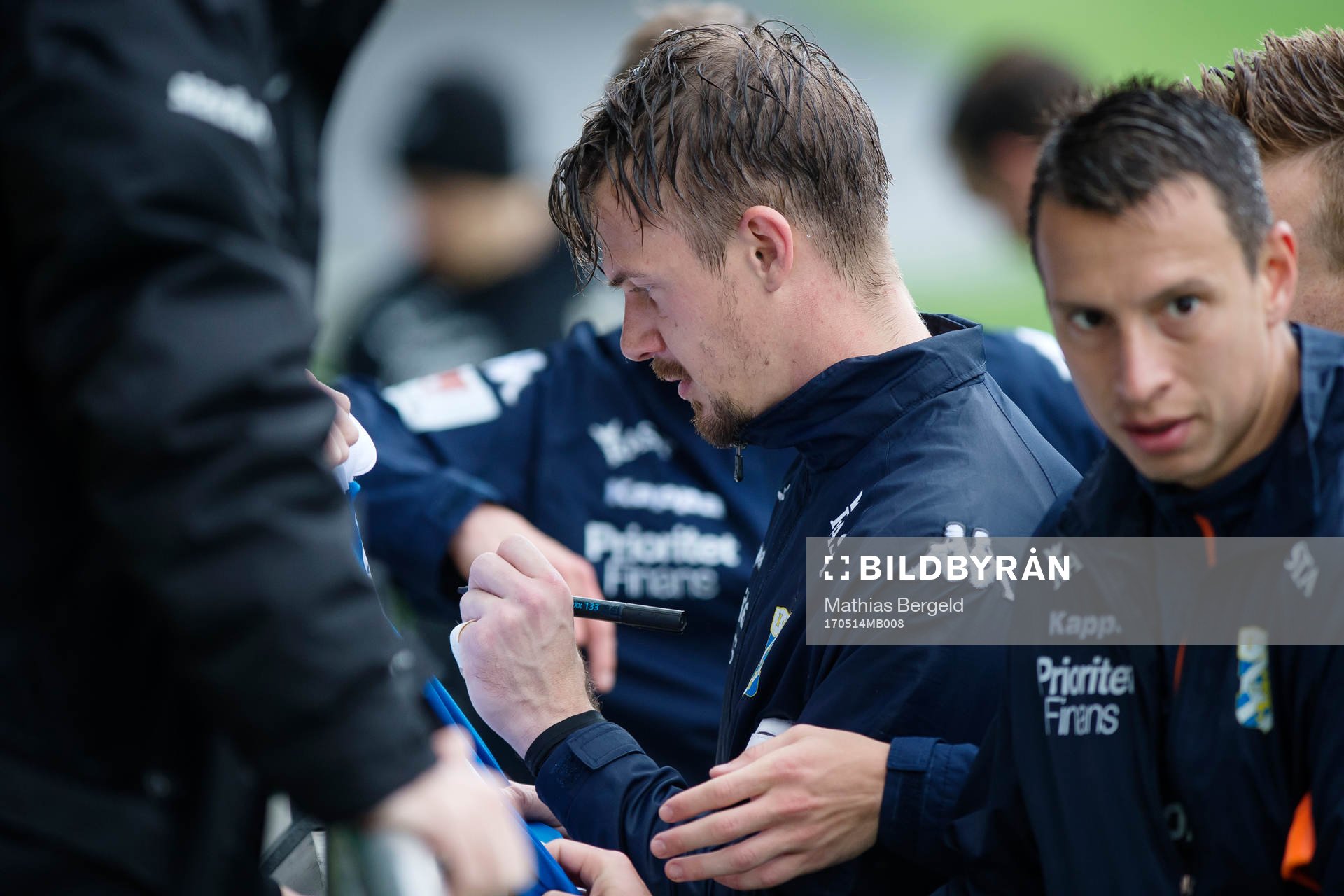 målvakt Erik Dahlin skriver autografer