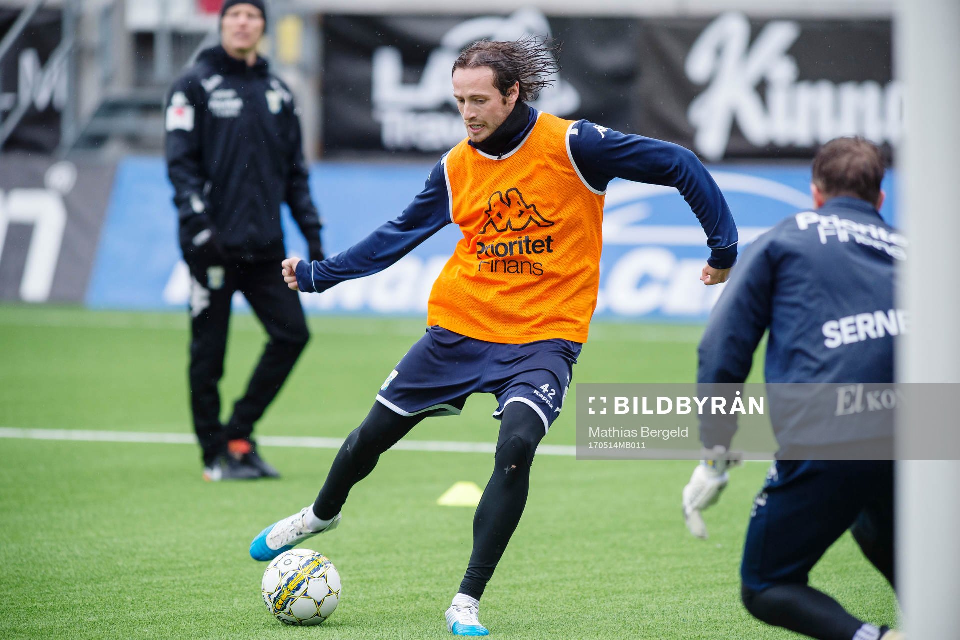 Mikkel Diskerud skjuter mot målvakt målvakt Erik Dahlin