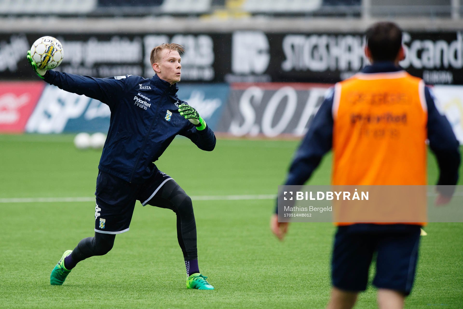 målvakt Pontus Dahlberg kastar ut bollen