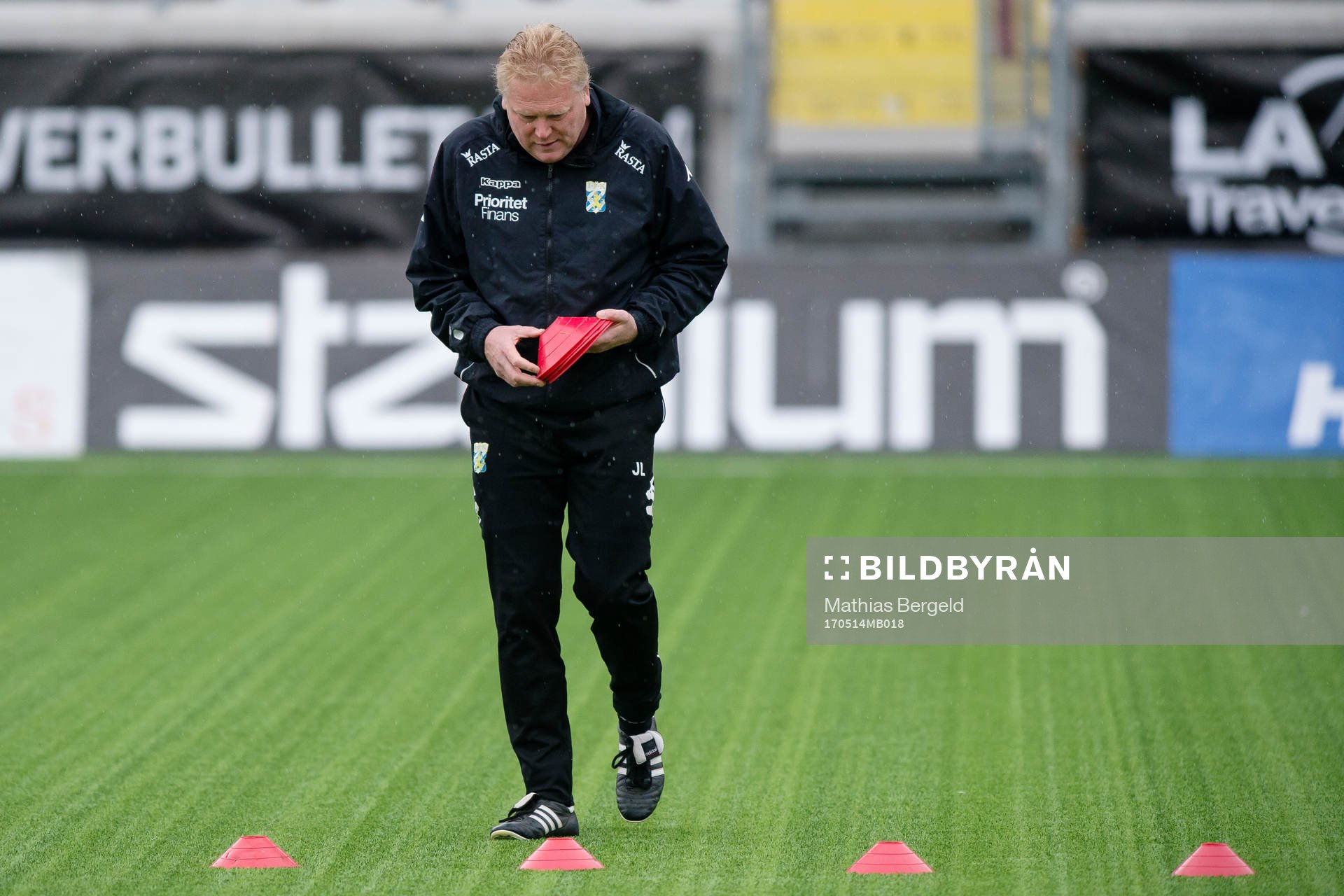 tränare Jörgen Lennartsson ställer ut koner