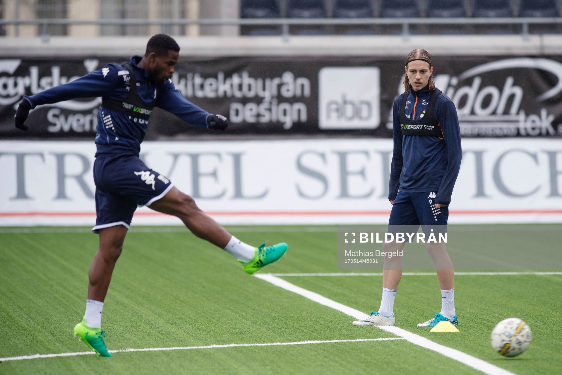 Abdul Razak skjuter och Elias Mar Omarsson ser på