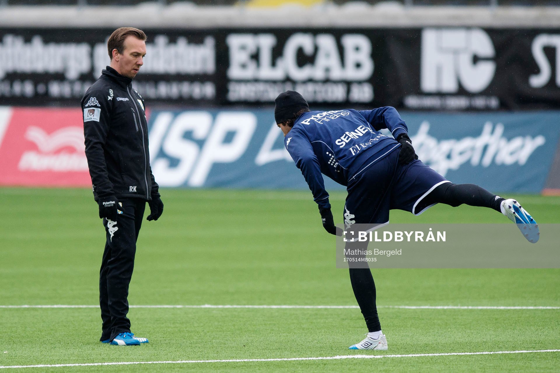 Fysio Roland Kaldus och Mikkel Diskerud under en träning med det allsvenska fotbollslaget IFK Göteborg den 14 maj 2017 i Göteborg.