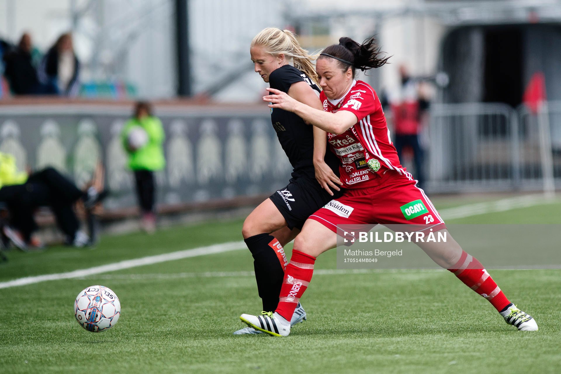 Göteborgs Rebecka Blomqvist och Piteås June Pedersen i kamp om bollen under under fotbollsmatchen i Damallsvenskan mellan Kopparbergs Göteborg FC och Piteå den 14 maj 2017 i Göteborg.