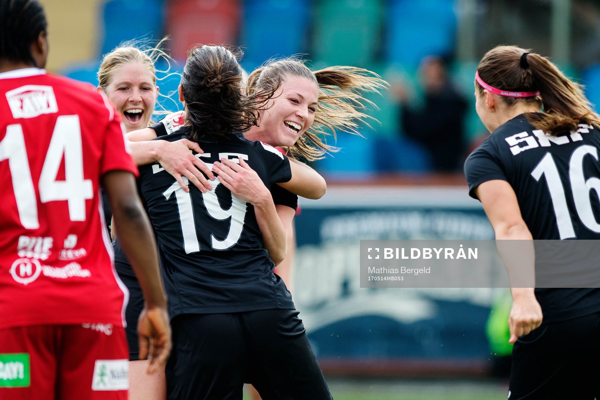 Göteborgs Annahita Zamanian jublar med målskytten till