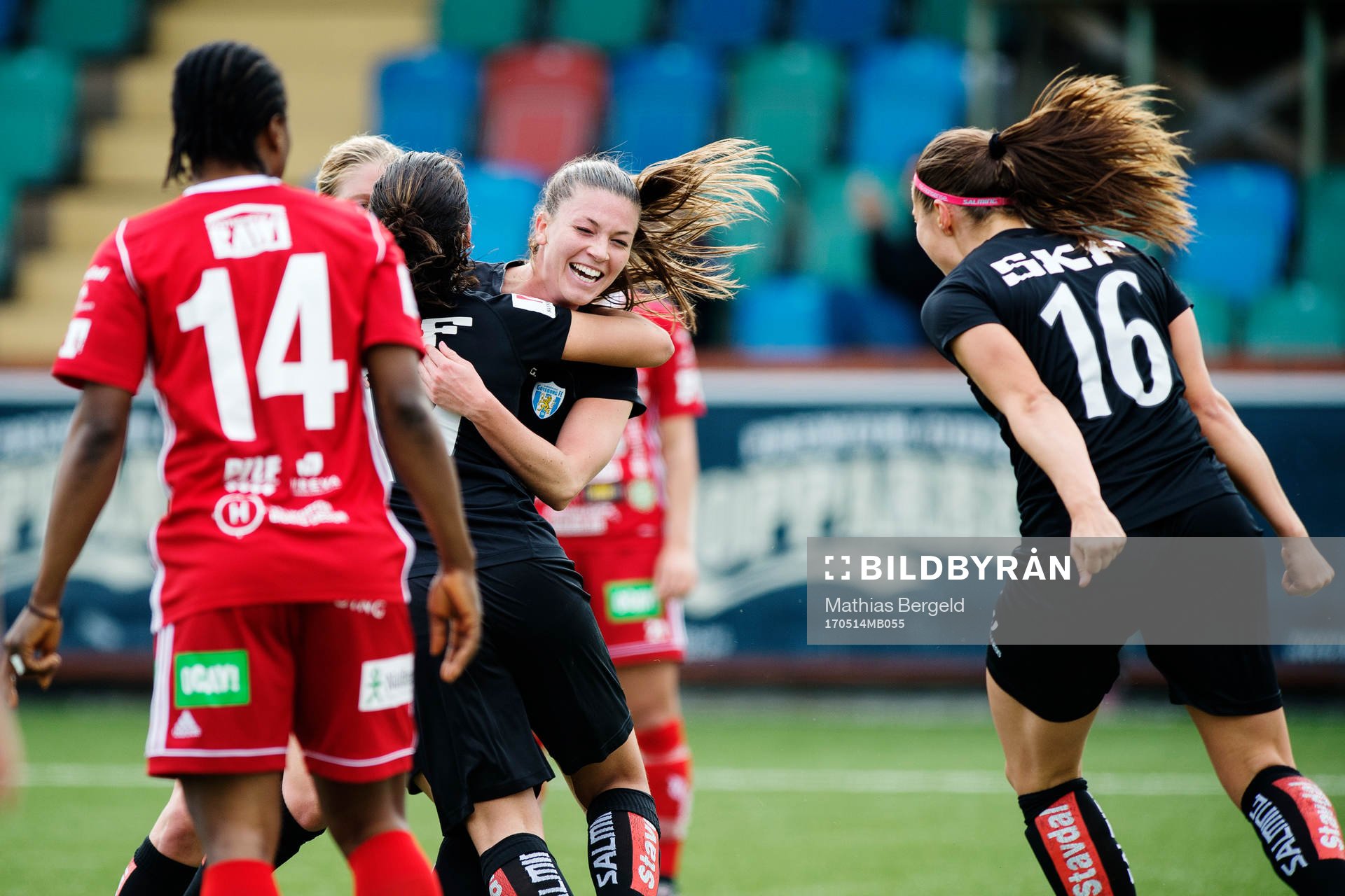 Göteborgs Annahita Zamanian jublar med målskytten till