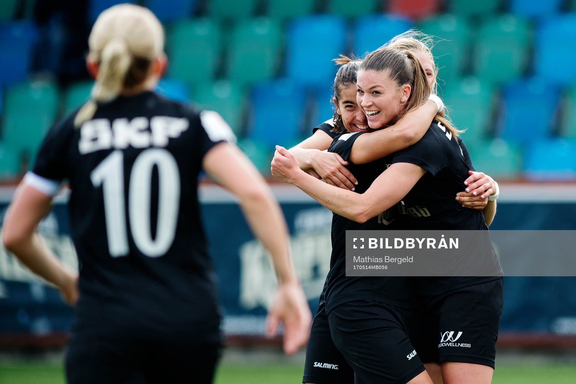 Göteborgs Annahita Zamanian jublar med målskytten till