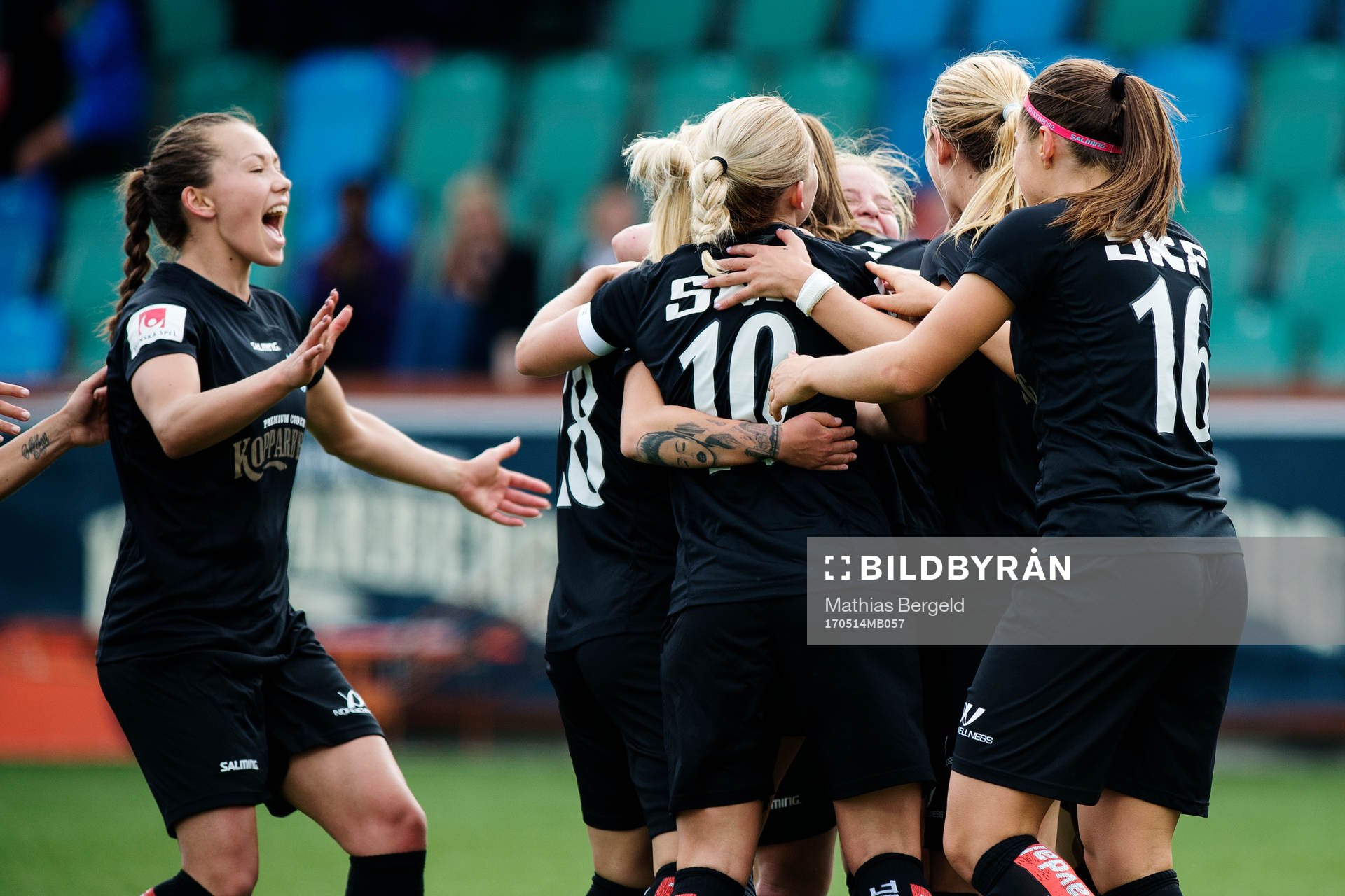 Göteborgs spelare jublar med målskytten till 2-2 Pauline