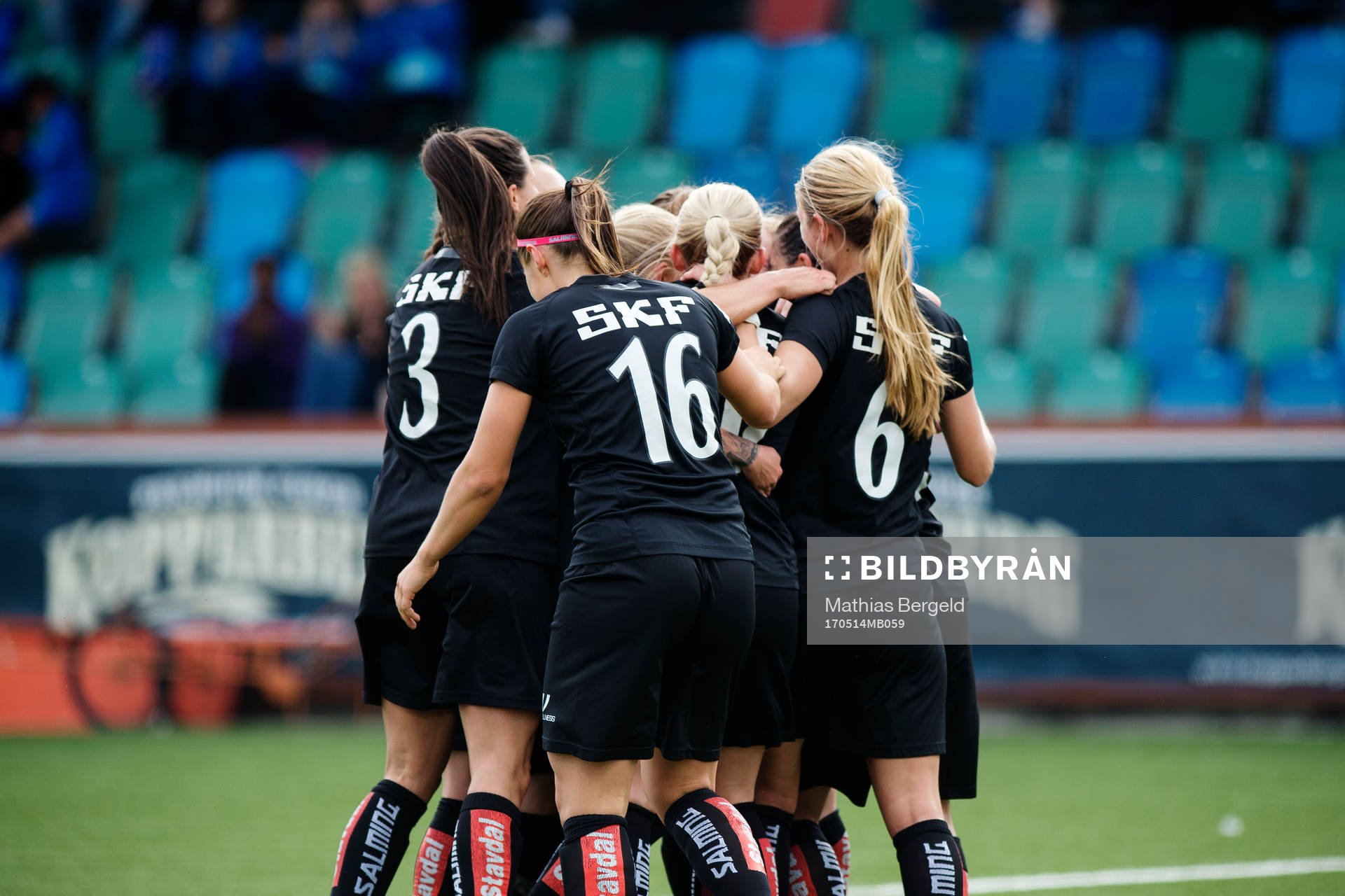 Göteborgs spelare jublar med målskytten till 2-2 Pauline Hammarlund under fotbollsmatchen i Damallsvenskan mellan Kopparbergs Göteborg FC och Piteå den 14 maj 2017 i Göteborg.