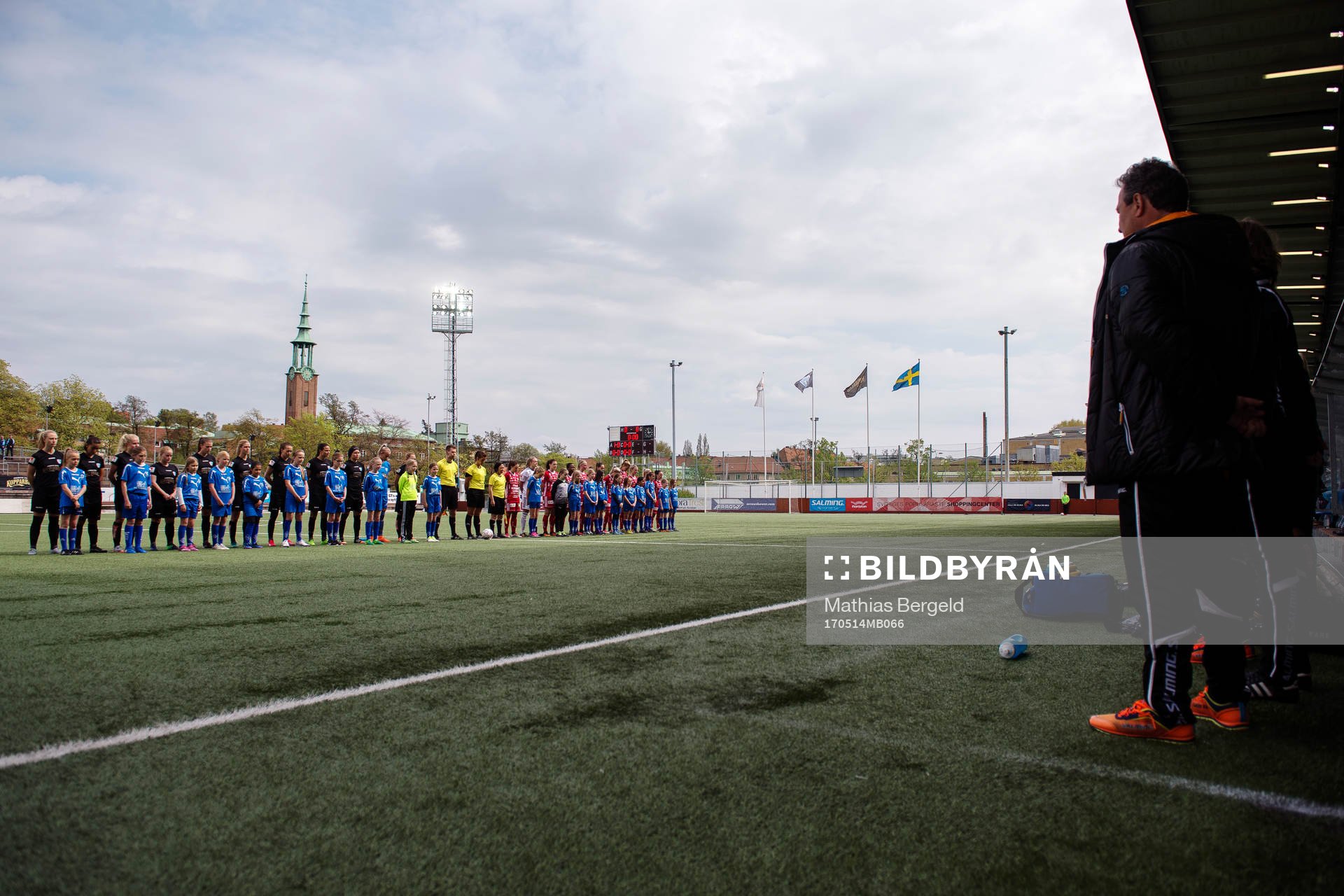 Göteborgs och Piteås spelare och ledare samt domarna i en