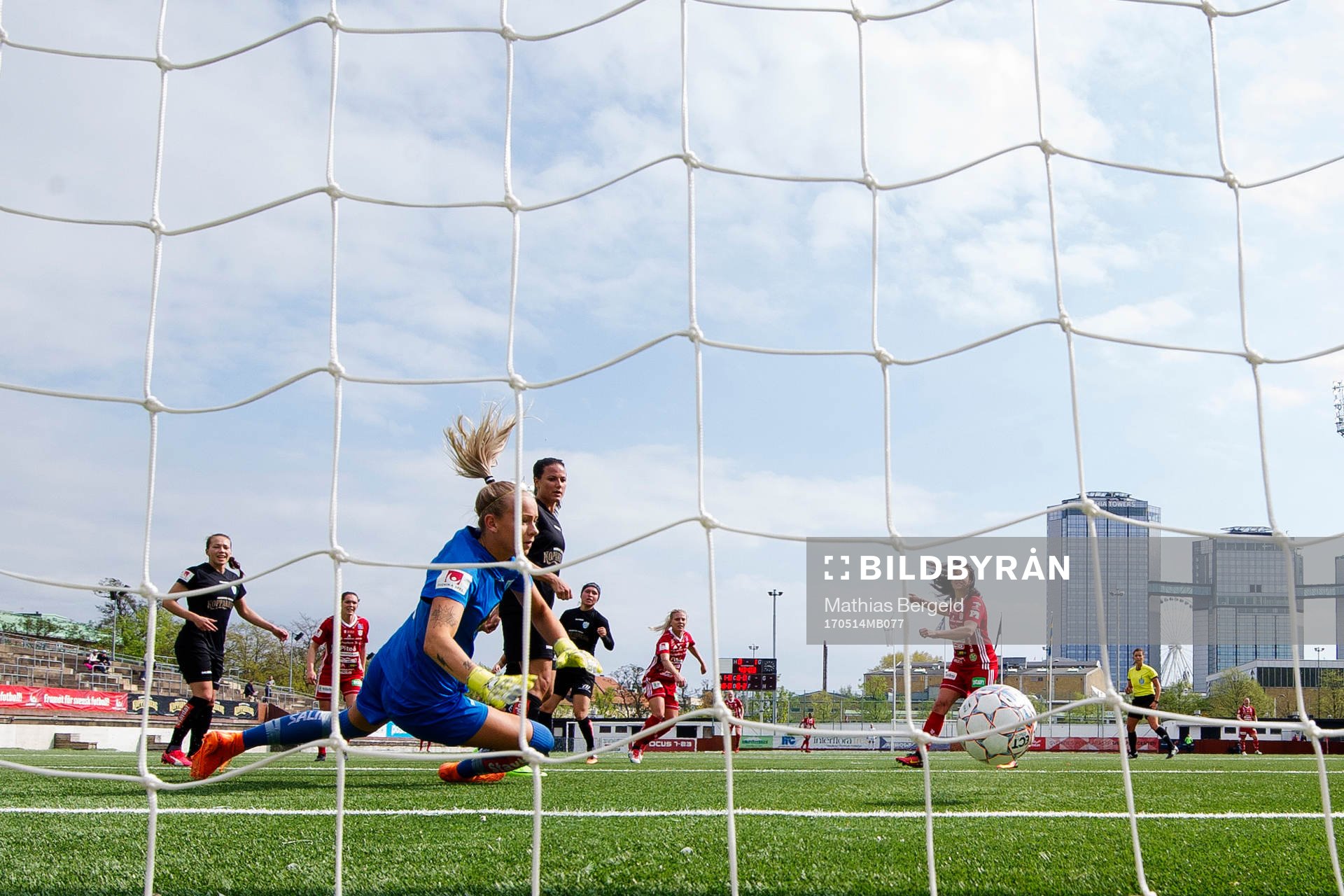 Göteborgs målvakt Fanny Lund ser Piteås Lotta Ökvist