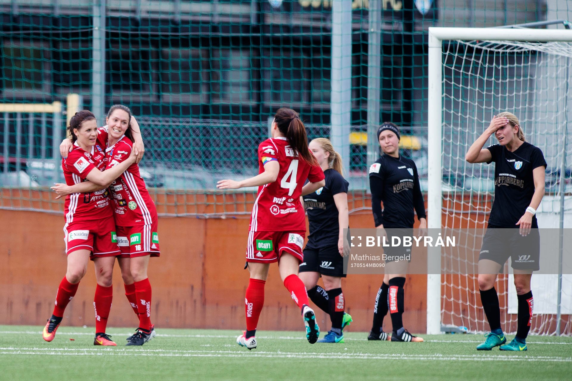 Piteås Hanna Pettersson gjorde 0-1-målet och jublar med