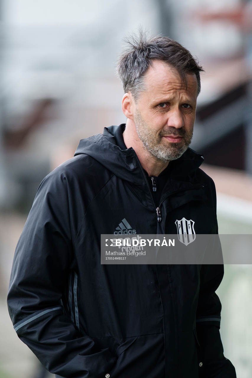 Piteås assisterande tränare Jonas Edholm under fotbollsmatchen i Damallsvenskan mellan Kopparbergs Göteborg FC och Piteå den 14 maj 2017 i Göteborg.