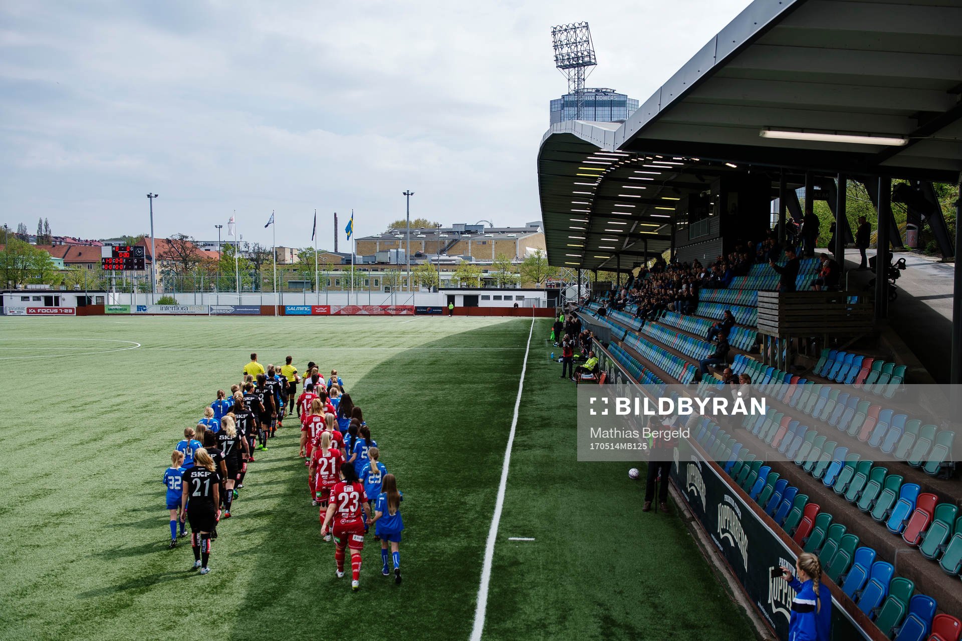 Göteborgs och Piteås spelare går in på Valhalla