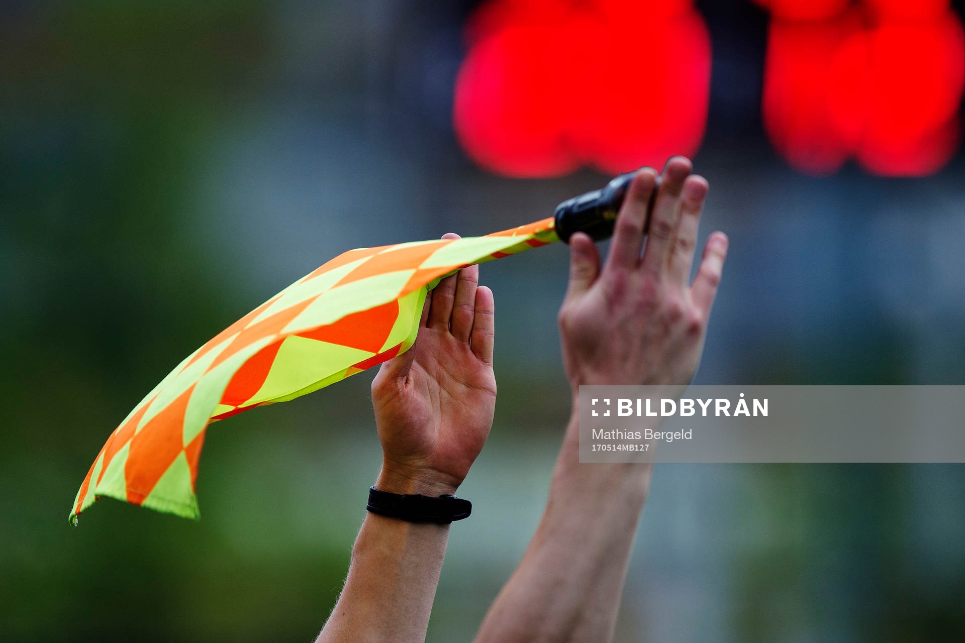En flagga tillhörande den assisterande domaren signalerar för byte under fotbollsmatchen i Damallsvenskan mellan Kopparbergs Göteborg FC och Piteå den 14 maj 2017 i Göteborg.