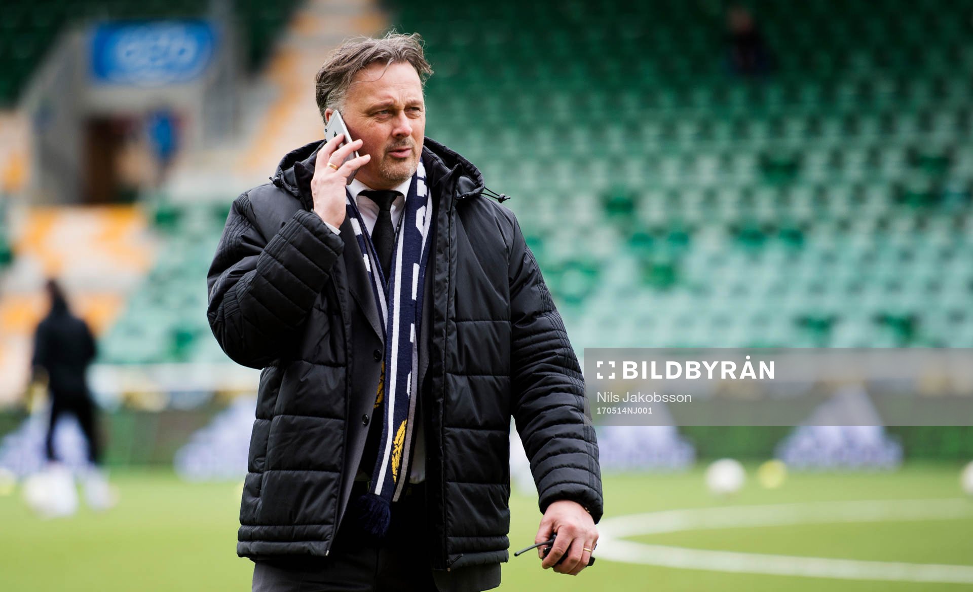 Sundsvalls sportchef Urban Hagblom pratar i telefon