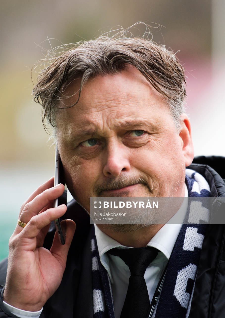 Sundsvalls sportchef Urban Hagblom pratar i telefon under fotbollsmatchen i Allsvenskan mellan GIF Sundsvall och Jönköping Södra den 14 maj 2017 i Sundsvall.