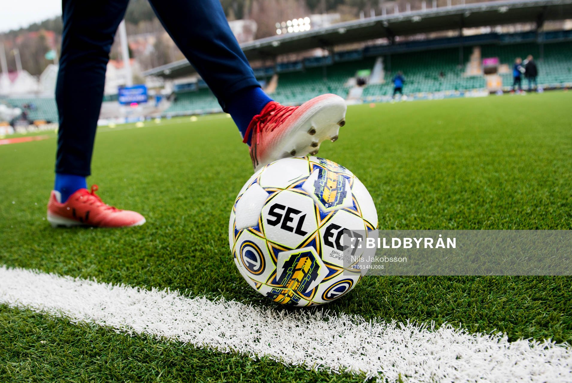 En boll innan fotbollsmatchen i Allsvenskan mellan GIF