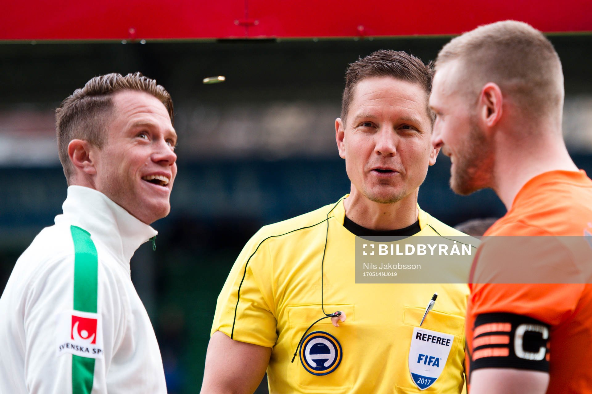 Domare Martin Strömbergsson med Jönköpings Tommy Thelin