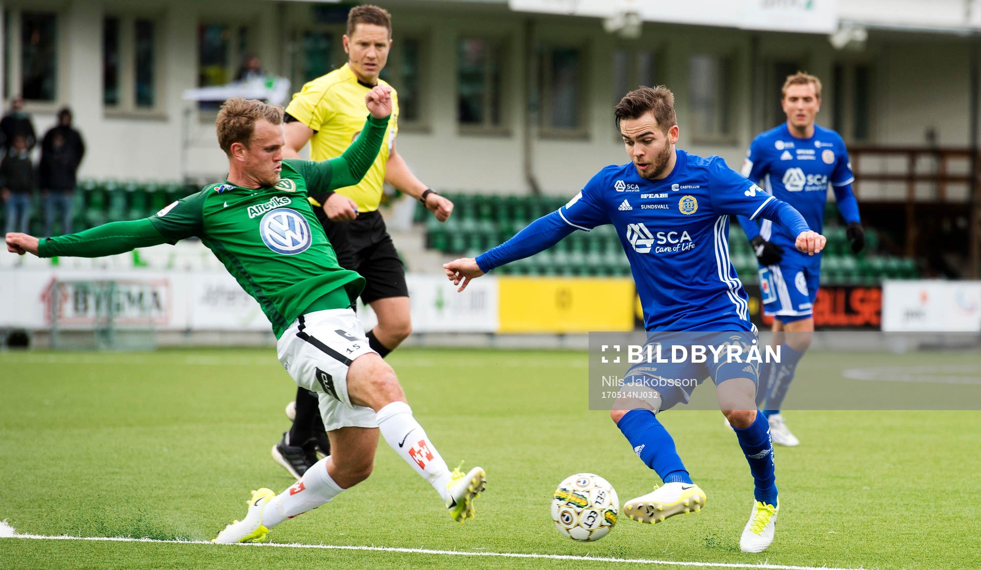 Jönköpings Stian Aasmundsen och Sundsvalls Kristinn Steindorsson under fotbollsmatchen i Allsvenskan mellan GIF Sundsvall och Jönköping Södra den 14 maj 2017 i Sundsvall.