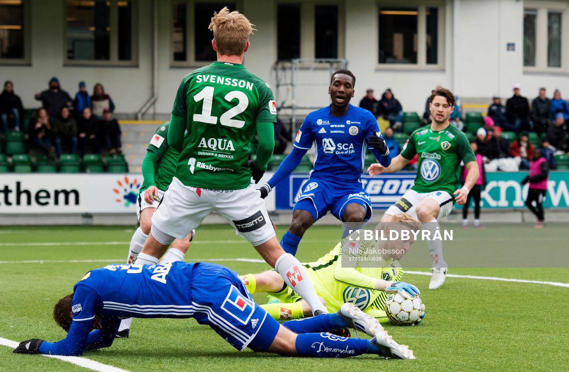 Jönköpings Dzenis Kozica räddar bollen