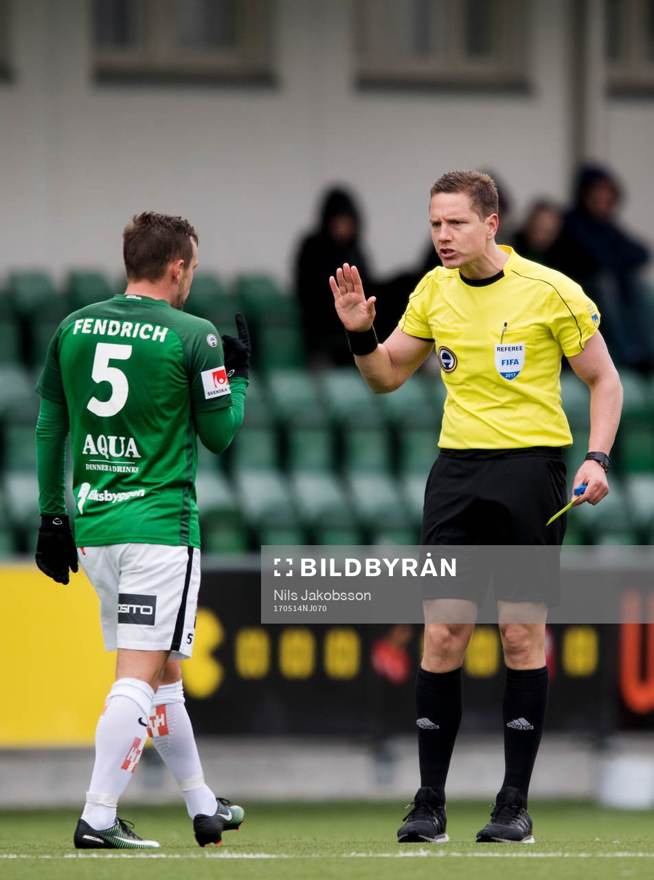 Jönköpings Fredric Fendrich får en varning från domare
