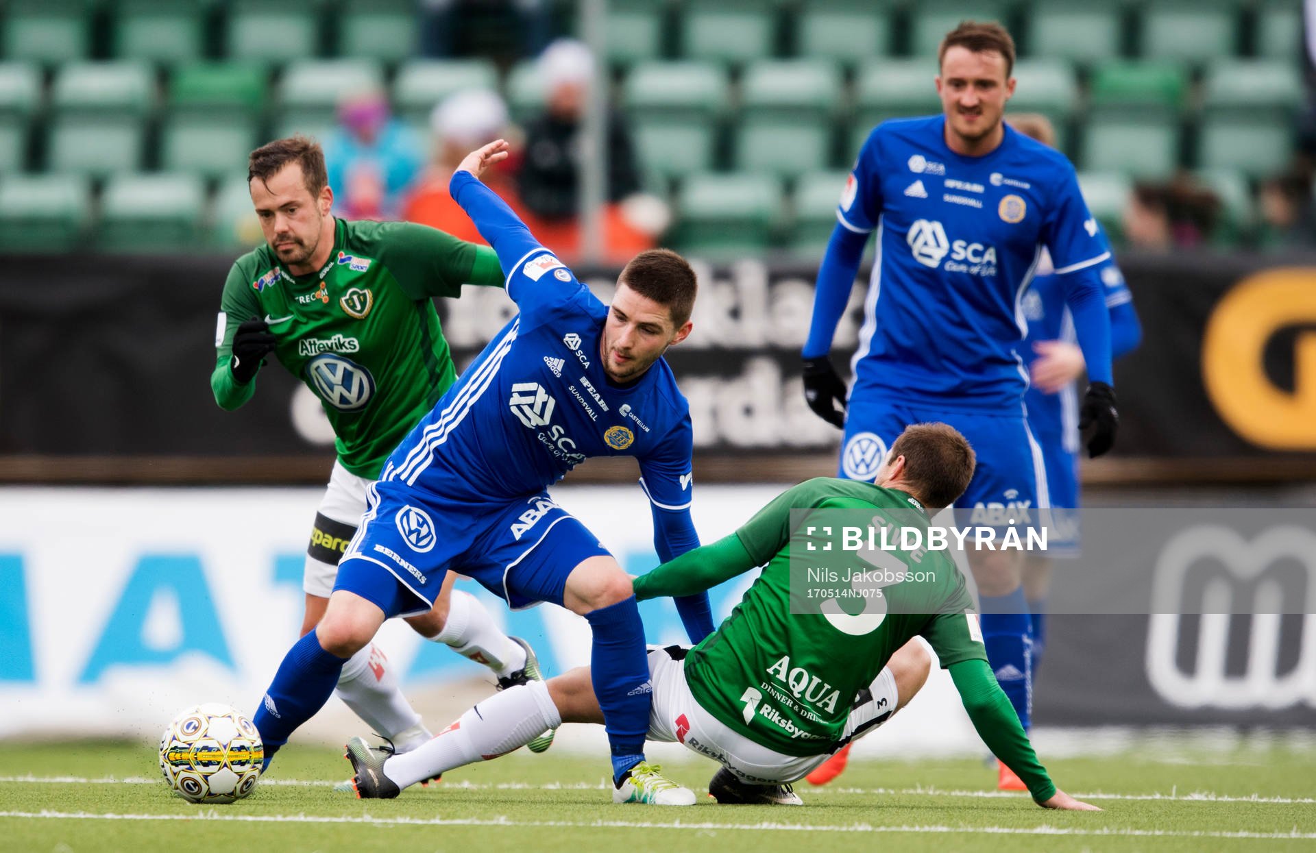 Jönköpings Fredric Fendrich och Tom Siwe i kamp med Sundsvalls Kristinn Freyr Sigurdsson under fotbollsmatchen i Allsvenskan mellan GIF Sundsvall och Jönköping Södra den 14 maj 2017 i Sundsvall.