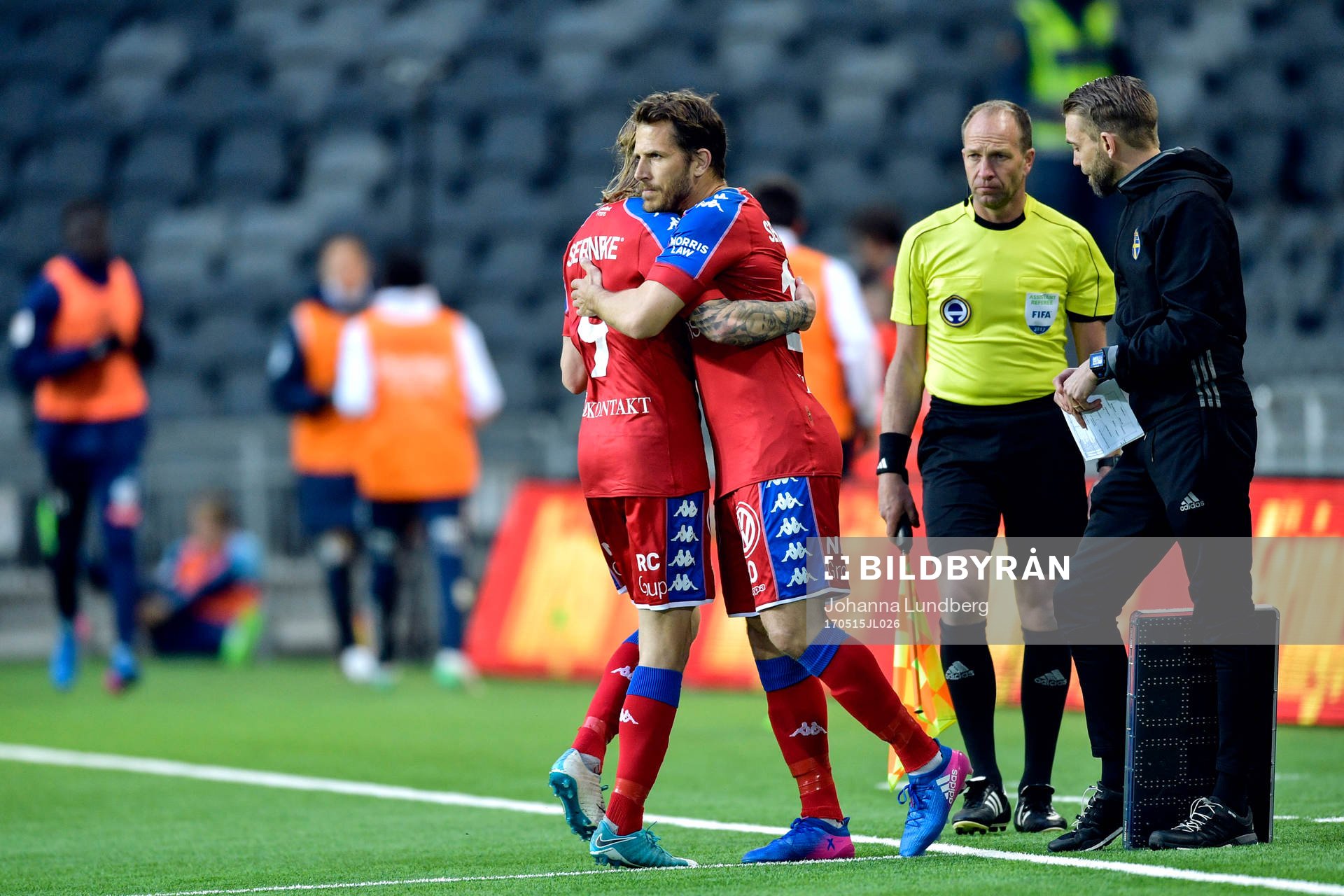 IFK Göteborgs Tobias Hysen byts in och ut går Elias Mar Omarsson under fotbollsmatchen i Allsvenskan mellan Djurgården och IFK Göteborg den 15 maj 2017 i Stockholm.