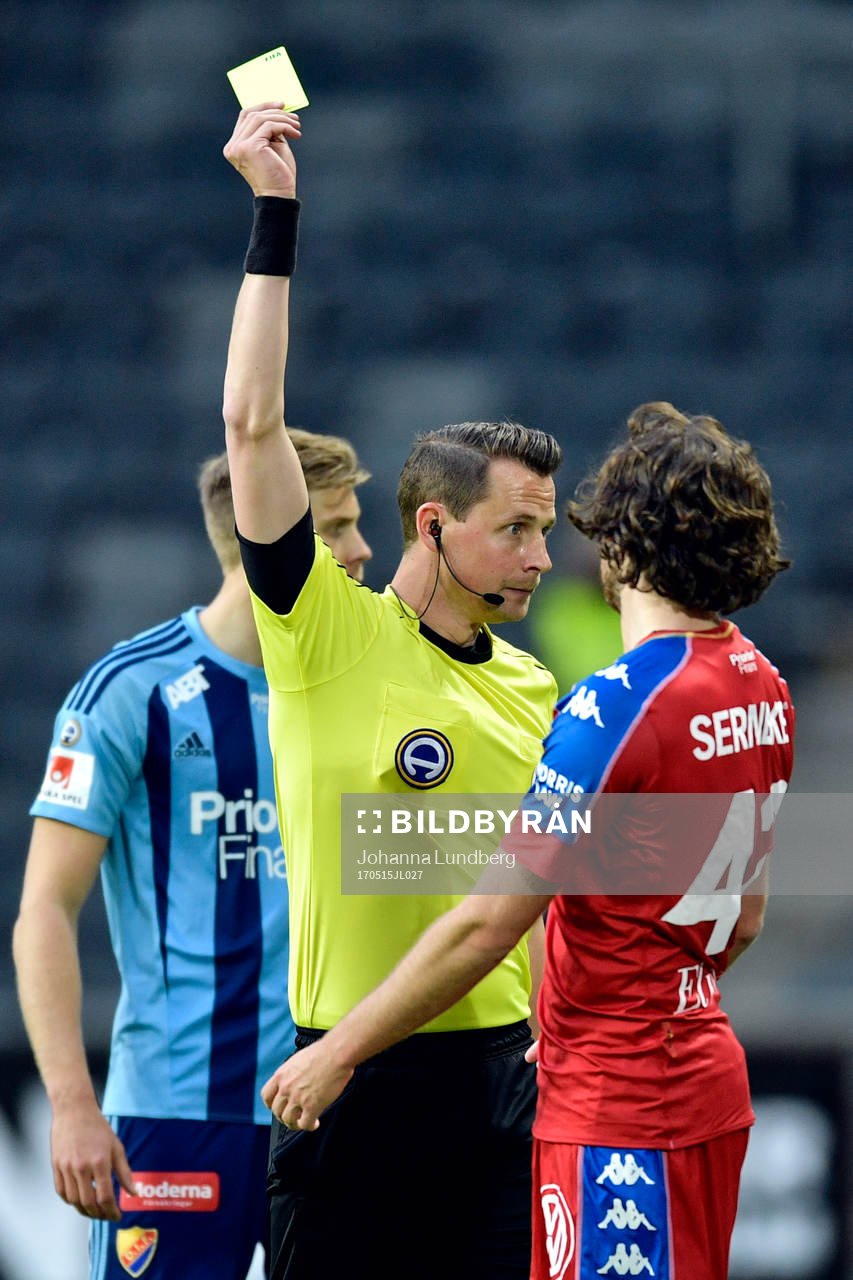 domare Andreas Ekberg ger IFK Göteborgs Mikkel Diskerud