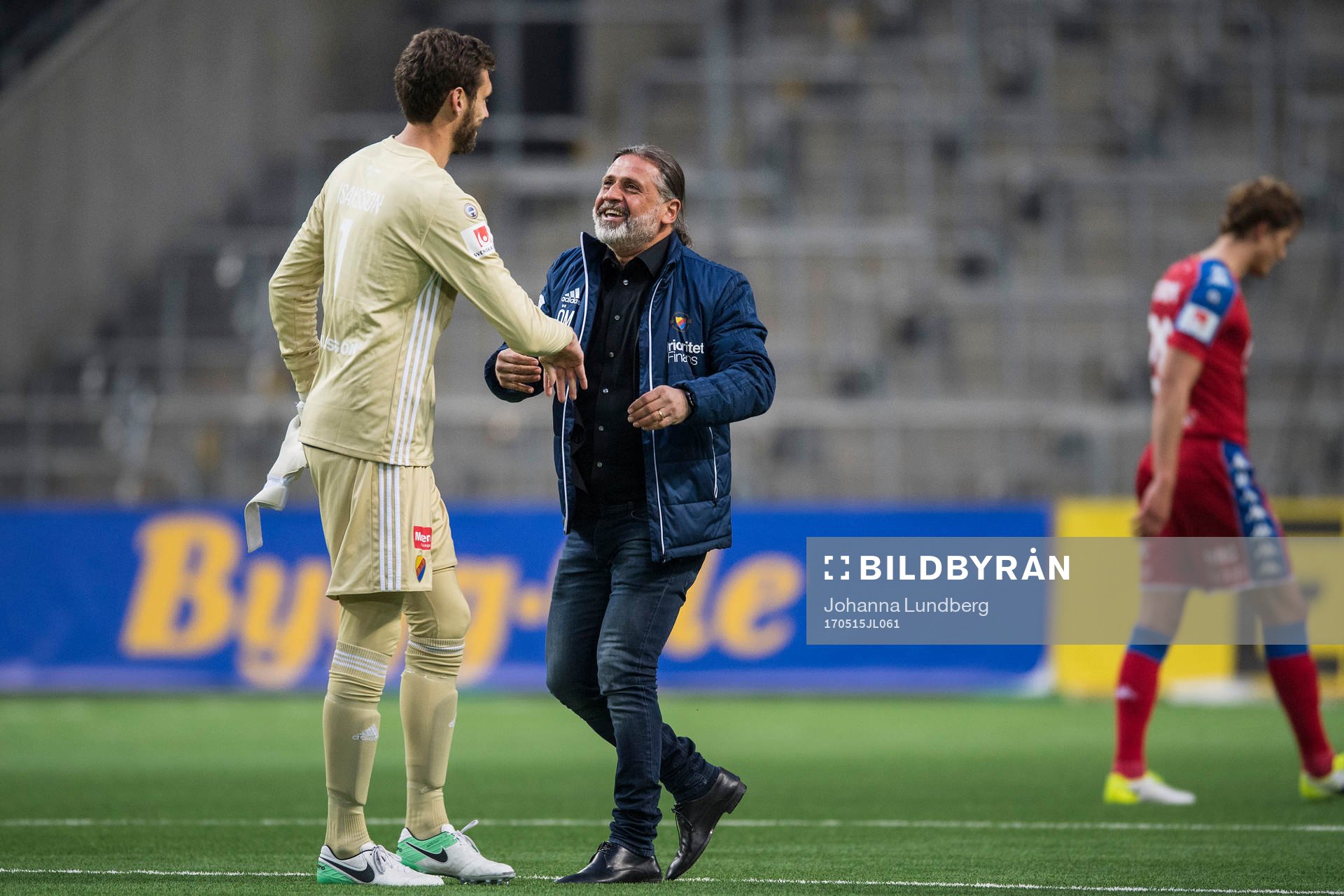 Djurgårdens tränare Özcan Melkemichel jublar med målvakt Andreas Isaksson efter fotbollsmatchen i Allsvenskan mellan Djurgården och IFK Göteborg den 15 maj 2017 i Stockholm.