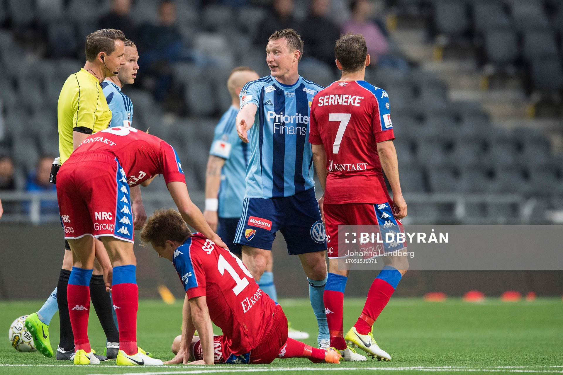 Djurgårdens Kim Källström reagerar mot domare Andreas