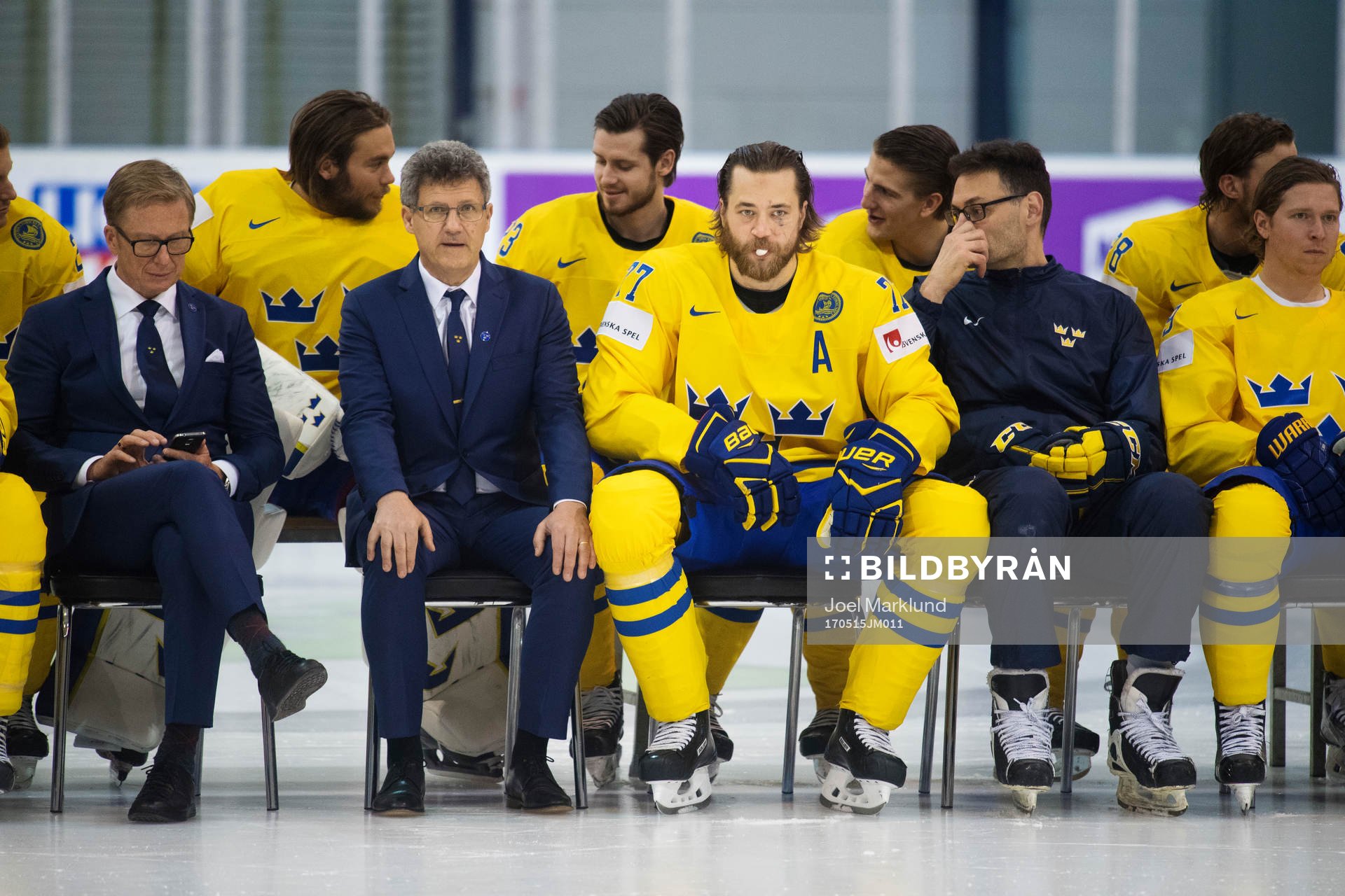 Victor Hedman blåser ett tuggummi