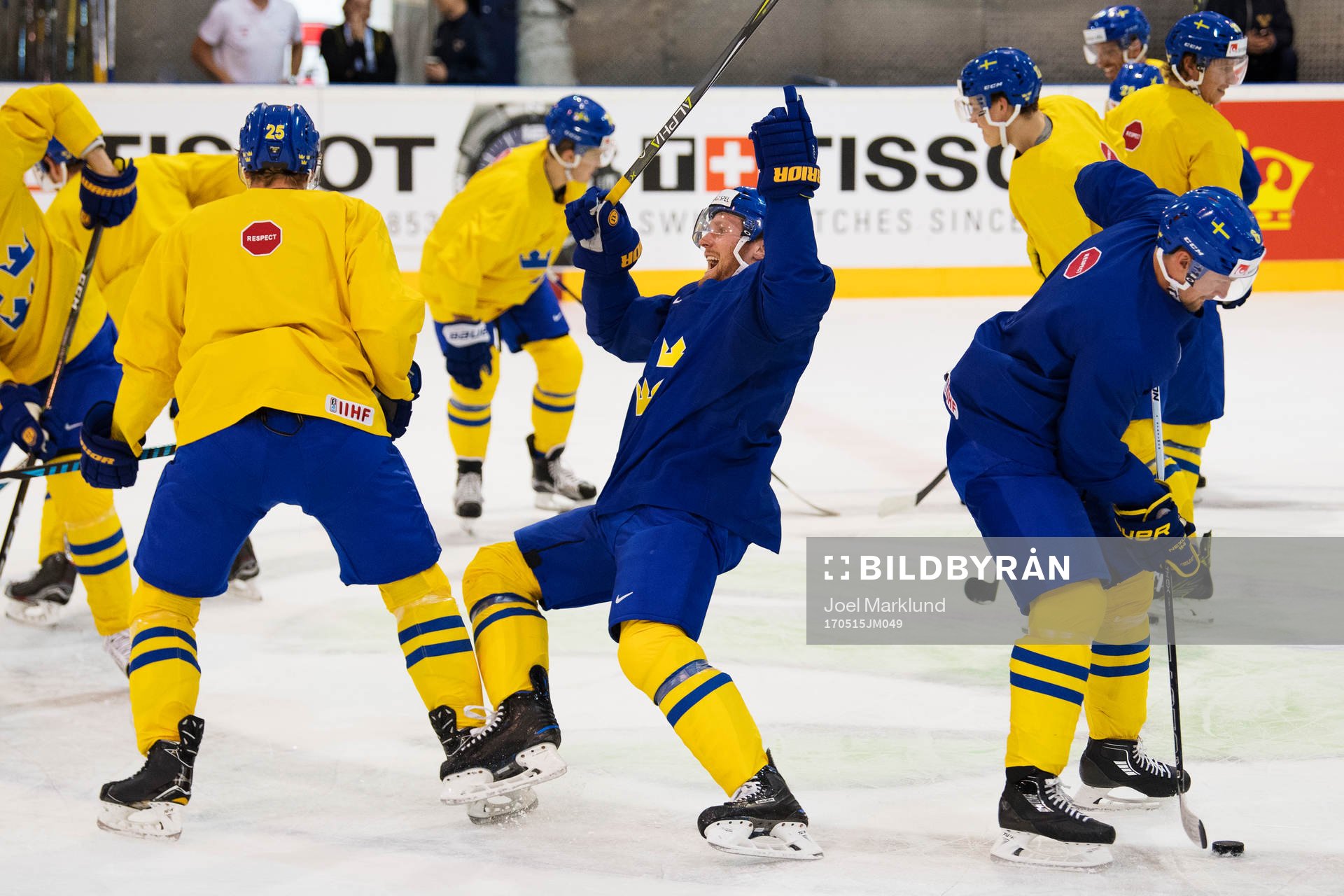 Gabriel Landeskog faller på Sveriges ishockeylandslags