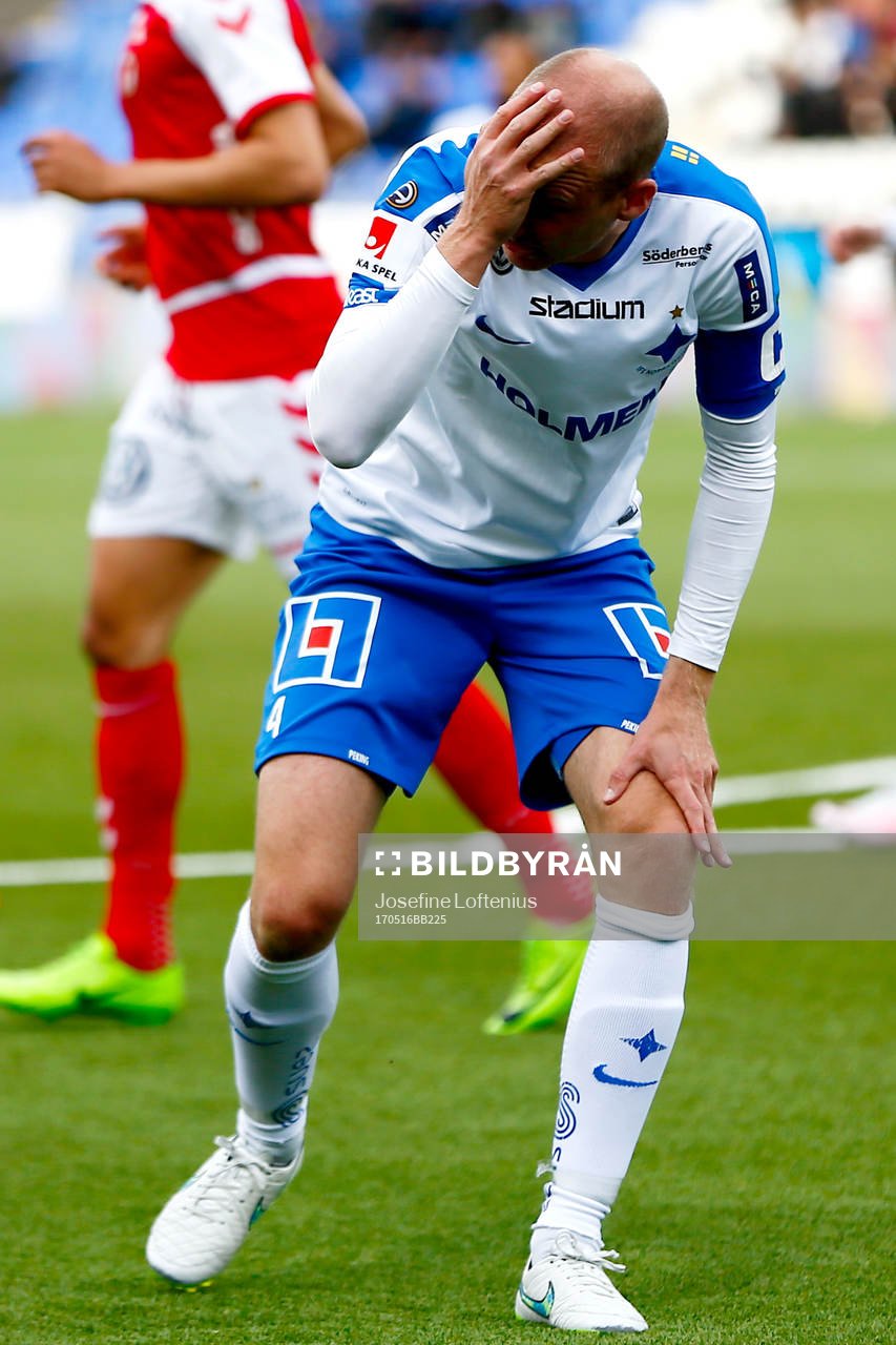 Norrköpings Andreas Johansson grinar illa